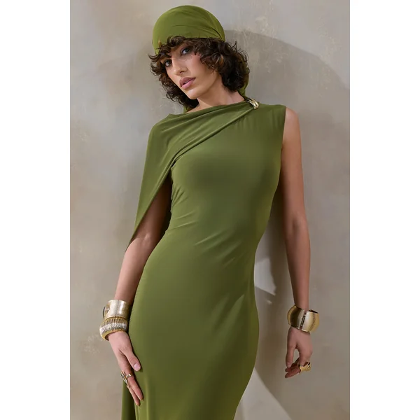 Isdelia | Robe longue verte à encolure asymétrique avec manche cape