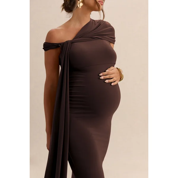 Isela | Robe longue de maternité marron foncé à encolure asymétrique avec détail ceinture