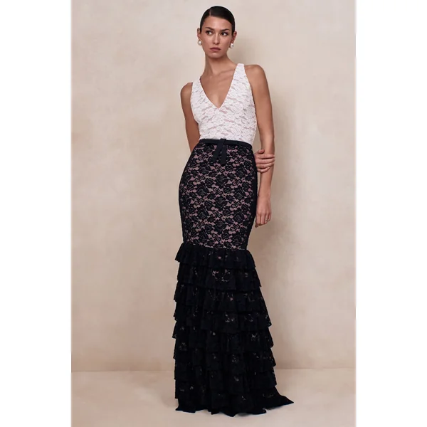 Isoria | Robe longue noire et blanche en dentelle à encolure halter avec détail ceinture nœud