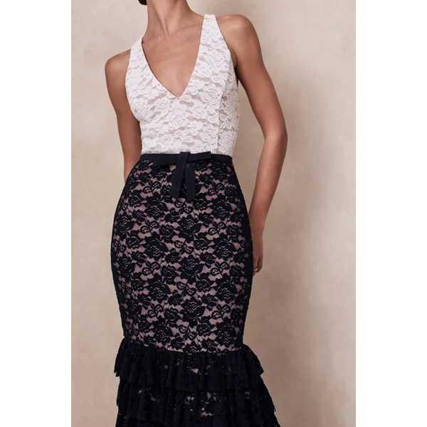 Isoria | Robe longue noire et blanche en dentelle à encolure halter avec détail ceinture nœud