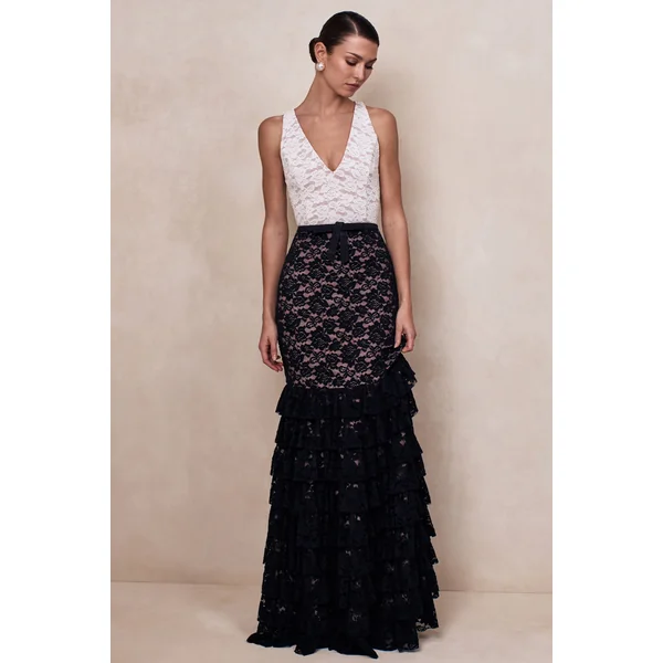 Isoria | Robe longue noire et blanche en dentelle à encolure halter avec détail ceinture nœud