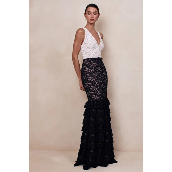 Isoria | Robe longue noire et blanche en dentelle à encolure halter avec détail ceinture nœud