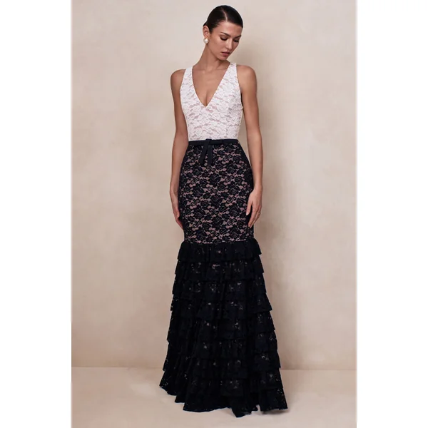 Isoria | Robe longue noire et blanche en dentelle à encolure halter avec détail ceinture nœud
