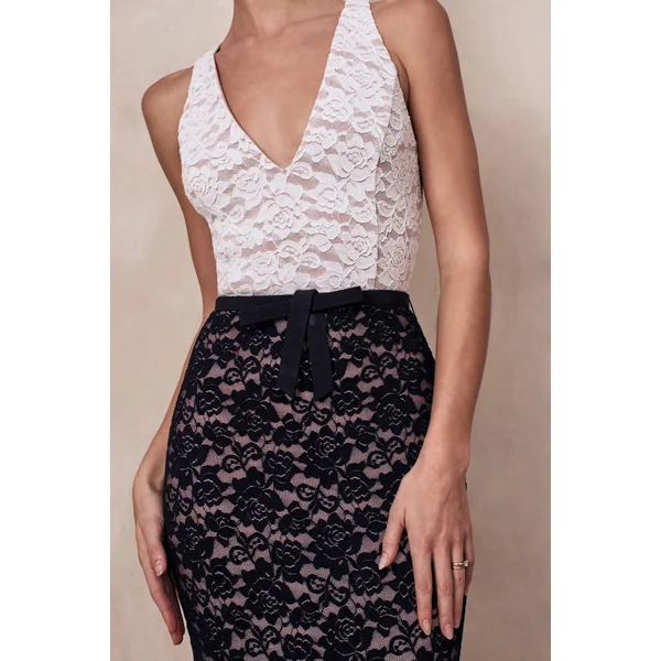 Isoria | Robe longue noire et blanche en dentelle à encolure halter avec détail ceinture nœud