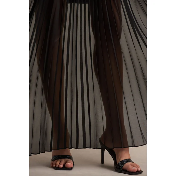 Jaquetta | Robe longue noire ceinturée avec jupe plissée en chiffon