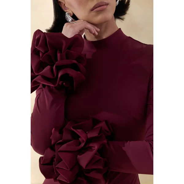 Jaselle | Robe longue prune foncé à encolure haute avec poignets en satin volanté