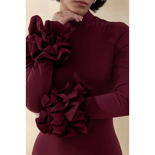 Jaselle | Robe longue prune foncé à encolure haute avec poignets en satin volanté