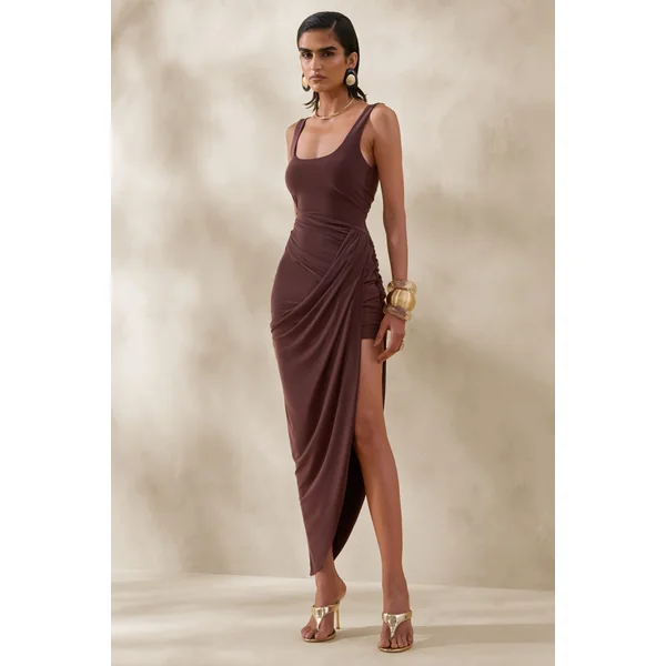 Jaylani | Robe mi-longue brune à encolure arrondie avec détails drapés