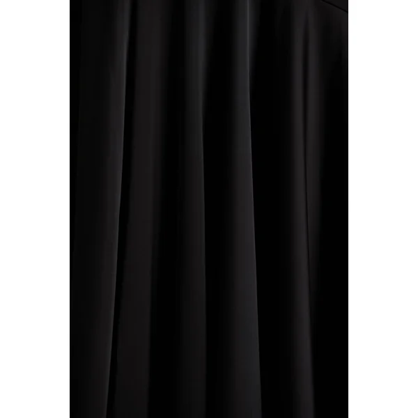 Jemima | Robe longue en satin noir à encolure américaine avec finition en plumes