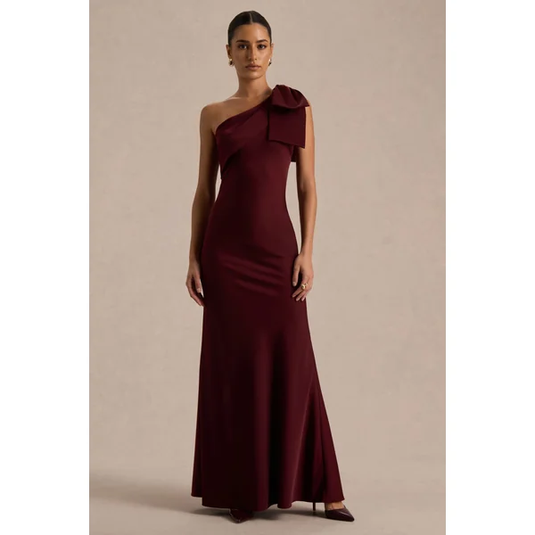 Josephine | Robe longue en satin mat bordeaux à encolure asymétrique et détail nœud