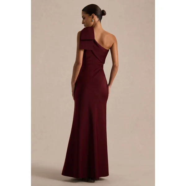 Josephine | Robe longue en satin mat bordeaux à encolure asymétrique et détail nœud