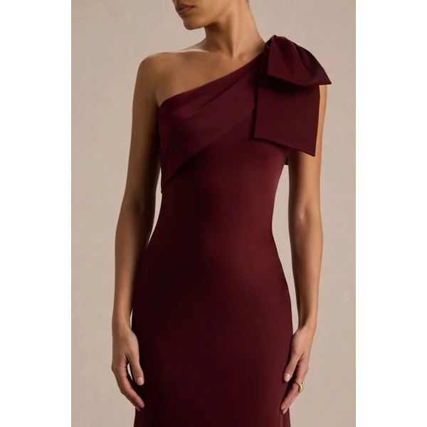Josephine | Robe longue en satin mat bordeaux à encolure asymétrique et détail nœud