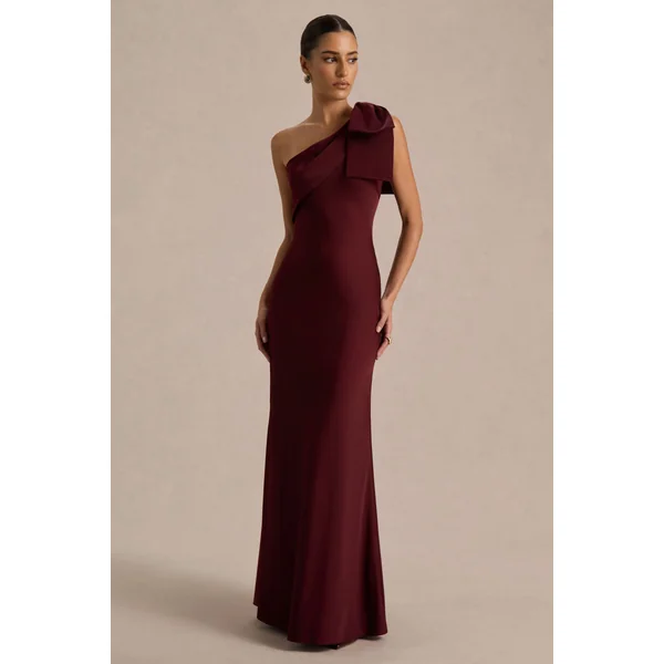 Josephine | Robe longue en satin mat bordeaux à encolure asymétrique et détail nœud