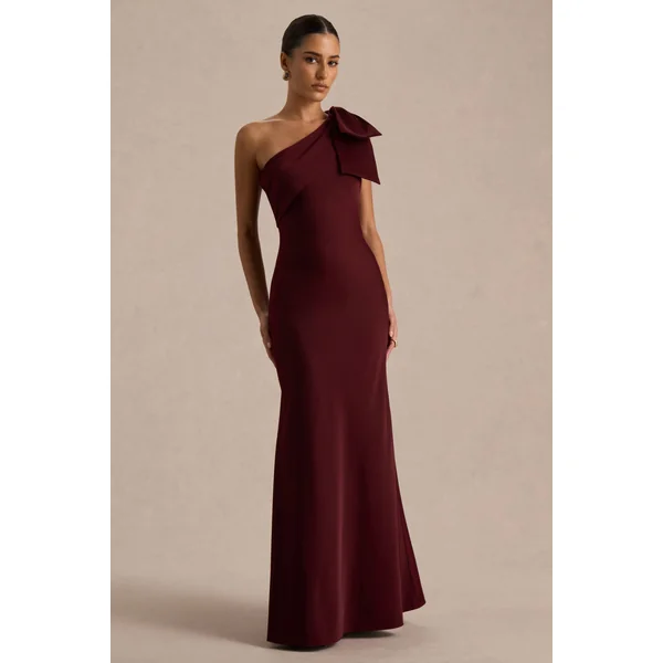 Josephine | Robe longue en satin mat bordeaux à encolure asymétrique et détail nœud