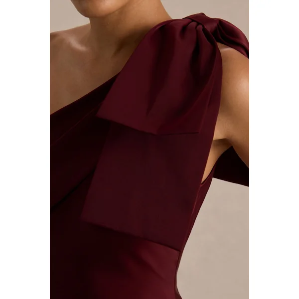 Josephine | Robe longue en satin mat bordeaux à encolure asymétrique et détail nœud