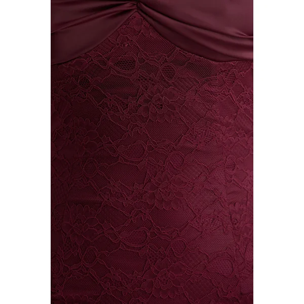 Juana | Robe longue bordeaux en satin et dentelle à encolure en cœur