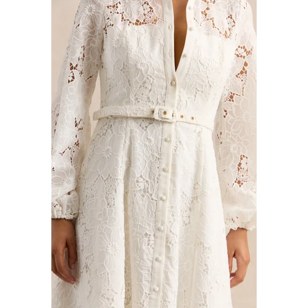 Jules | Robe mi-longue crème en broderie anglaise à encolure haute avec manches bouffantes