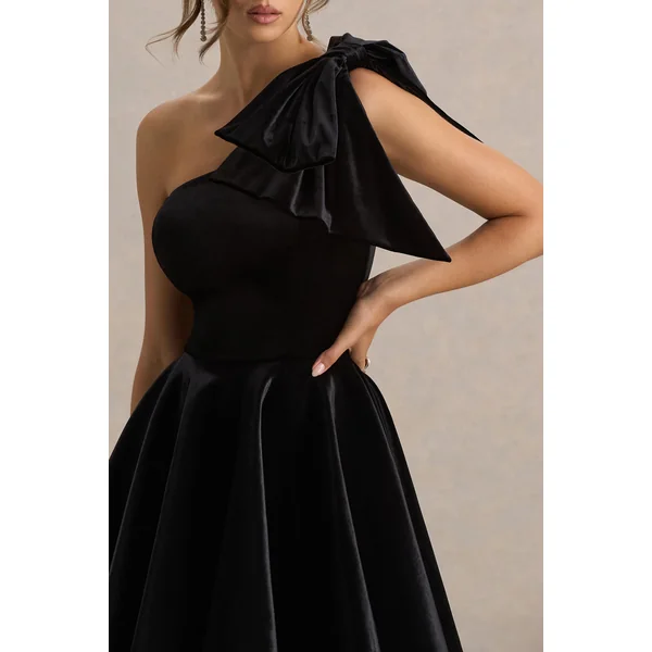 Keeley | Mini-robe noire en velours à encolure asymétrique avec nœud
