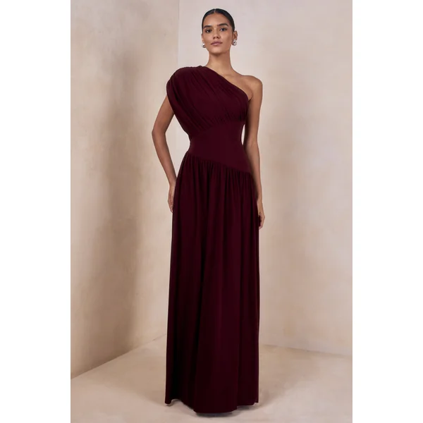 Kelsey | Robe longue bordeaux à col asymétrique avec détails froncés