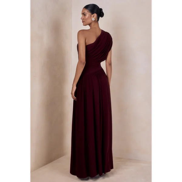 Kelsey | Robe longue bordeaux à col asymétrique avec détails froncés