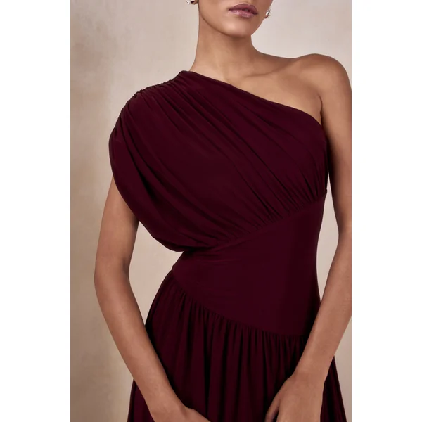 Kelsey | Robe longue bordeaux à col asymétrique avec détails froncés
