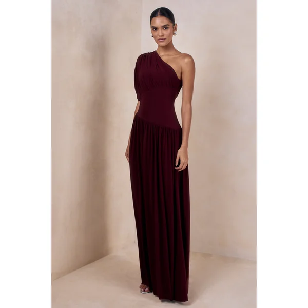 Kelsey | Robe longue bordeaux à col asymétrique avec détails froncés
