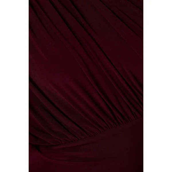 Kelsey | Robe longue bordeaux à col asymétrique avec détails froncés