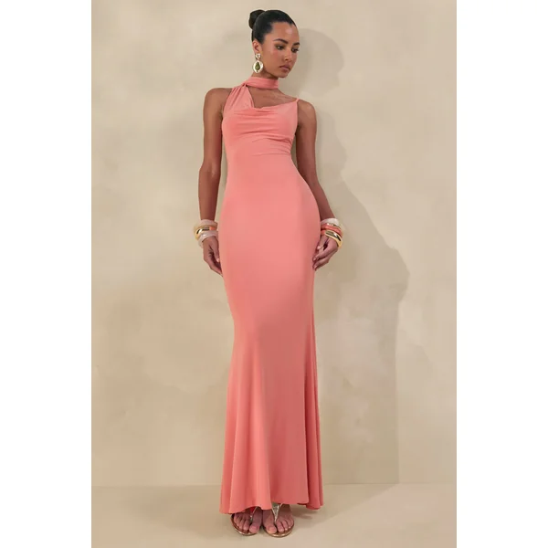 Kenza | Robe longue corail à encolure asymétrique avec détail foulard