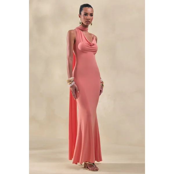 Kenza | Robe longue corail à encolure asymétrique avec détail foulard