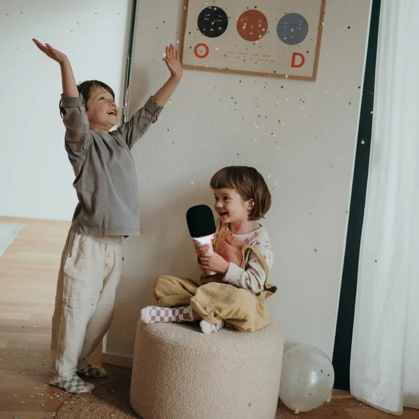 Kidymic light-up karaoke mic for children