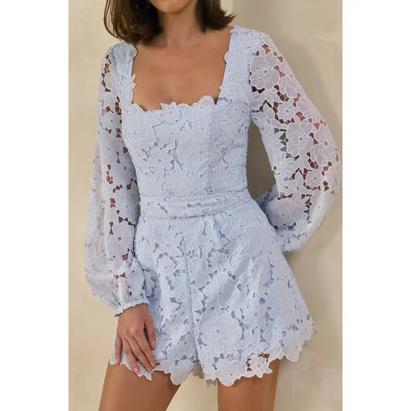 Korinna | Combishort bleu à encolure carrée en dentelle avec détail ceinture
