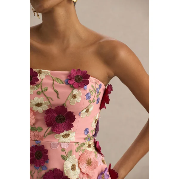 Kristen | Mini-robe rose à col carré ornée de détails floraux