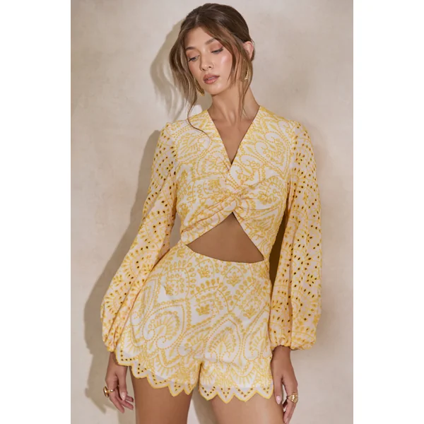 Ksenia | Combinaison jaune et blanche en broderie anglaise avec décolleté plongeant et détail torsadé