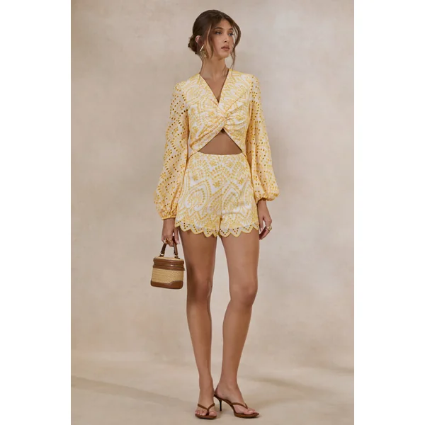 Ksenia | Combinaison jaune et blanche en broderie anglaise avec décolleté plongeant et détail torsadé