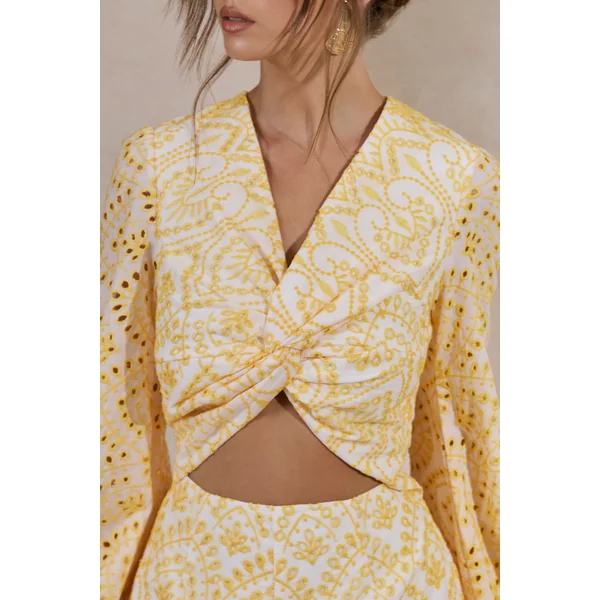 Ksenia | Combinaison jaune et blanche en broderie anglaise avec décolleté plongeant et détail torsadé