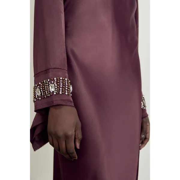 La robe maxi portefeuille en satin à bord brut ornée de cristaux The Founder