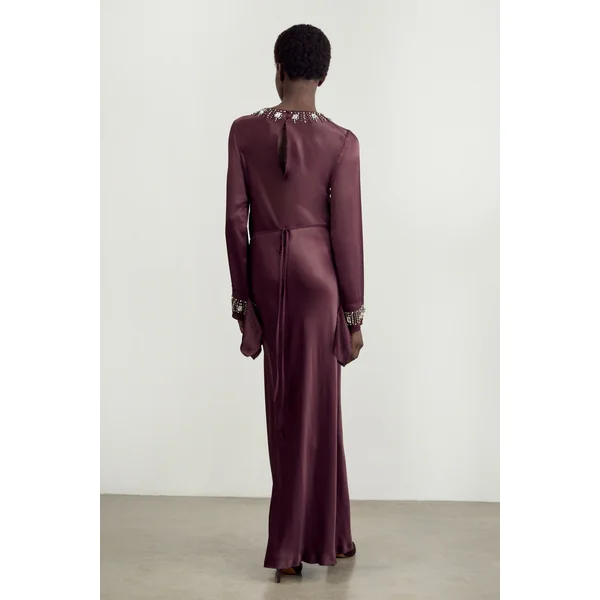 La robe maxi portefeuille en satin à bord brut ornée de cristaux The Founder