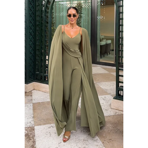 Labina | Combinaison verte avec décolleté plongeant et manches cape