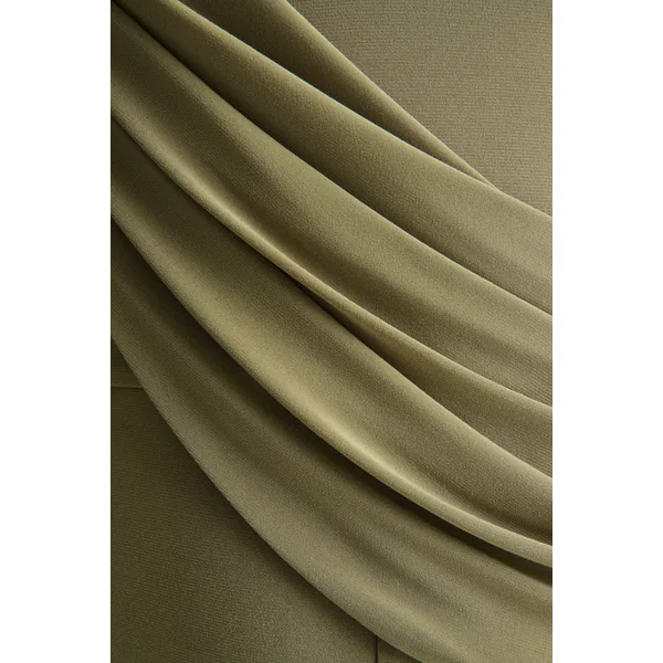 Labina | Combinaison verte avec décolleté plongeant et manches cape