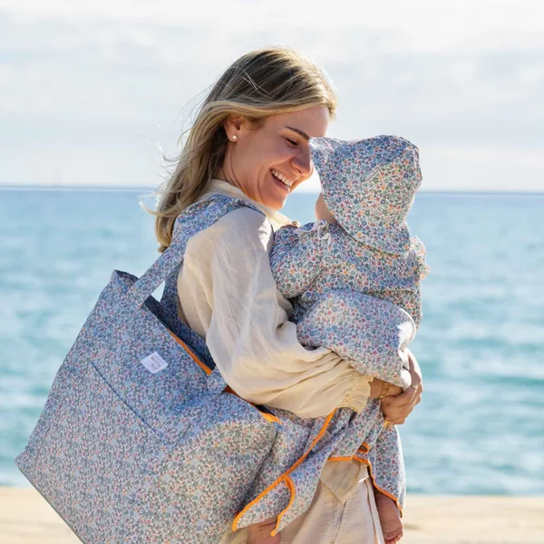 Large family beach bag with sand-resistant mesh base