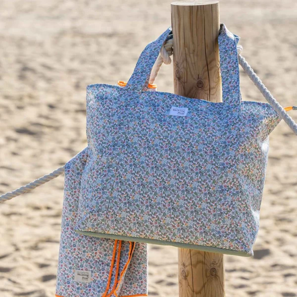 Large family beach bag with sand-resistant mesh base
