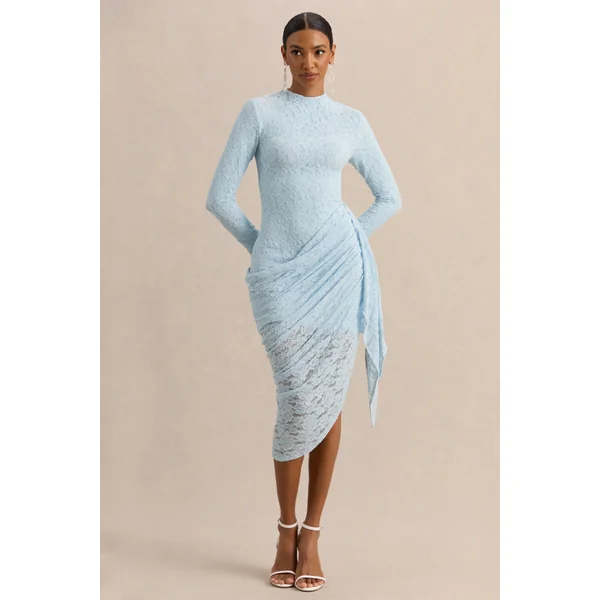 Laureline | Robe mi-longue en dentelle bleu poudré à encolure ronde avec détail drapé et ourlet asymétrique