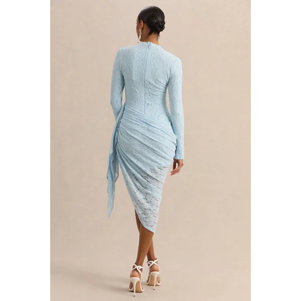 Laureline | Robe mi-longue en dentelle bleu poudré à encolure ronde avec détail drapé et ourlet asymétrique