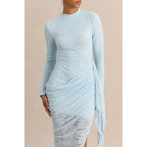 Laureline | Robe mi-longue en dentelle bleu poudré à encolure ronde avec détail drapé et ourlet asymétrique