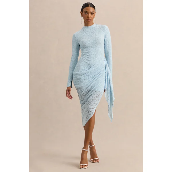 Laureline | Robe mi-longue en dentelle bleu poudré à encolure ronde avec détail drapé et ourlet asymétrique