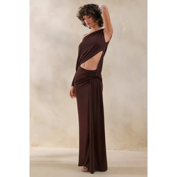 Layla | Robe longue marron portefeuille à encolure asymétrique avec découpe sur le corps et détails froncés