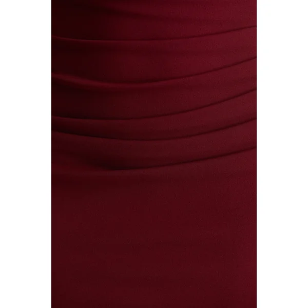 Leah | Robe mi-longue bordeaux à col asymétrique avec manche cape et drapé