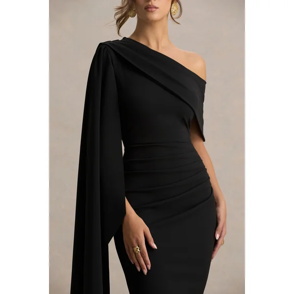 Leah | Robe mi-longue noire à col asymétrique avec manche cape et drapé