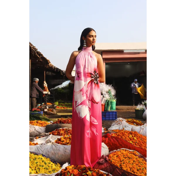 Leia | Robe longue à col montant et imprimé rose fleuri
