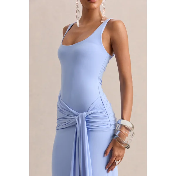 Lienna | Robe longue bleu poudre à décolleté arrondi avec détails froncés et ceinture